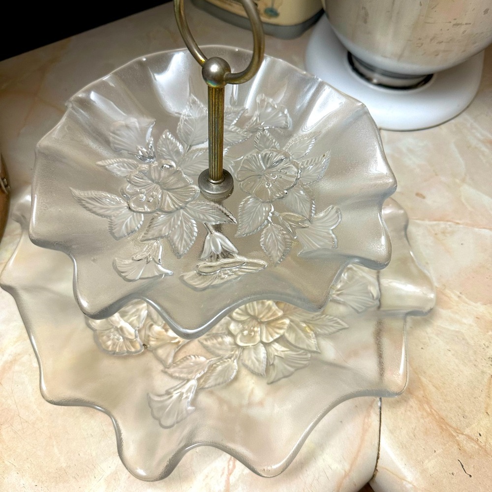 Two wavy glass stand. Can be used for desserts or fruit.